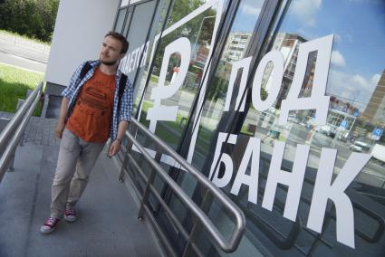 Мужчина проходит мимо надписи \"Сдается под банк\" в новостройке. Екатеринбург