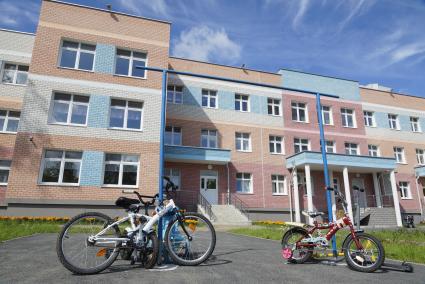 Детские велосипеды припаркованые у детского сада в. Екатеринбург