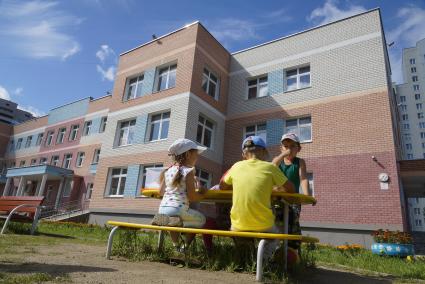 Дети играют на детской площадке детского сада во время прогулки в. Екатеринбург