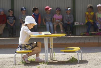 Дети играют на детской площадке детского сада во время прогулки в. Екатеринбург