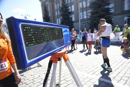 Участники первого международного марафона \"Европа-Азия\" во время финиша. Екатеринбург