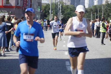 Участники первого международного марафона \"Европа-Азия\" во время финиша. Екатеринбург