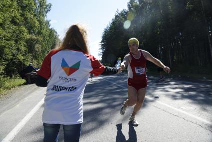 Участники первого международного марафона \"Европа-Азия\" на пит-стопе с водой. Екатеринбург