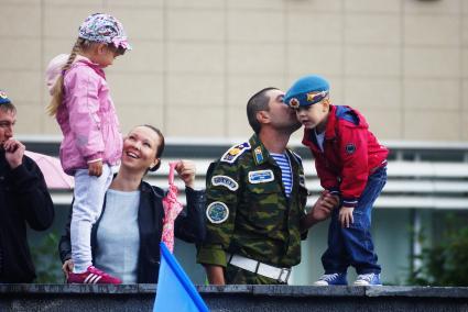 Десантник с семьей у мемориала \"Черный тюльпан\" в день ВДВ. Екатеринбург