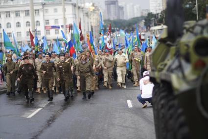 Шествие десантников к мемориалу \"Черный тюльпан\" в Екатеринбурге.