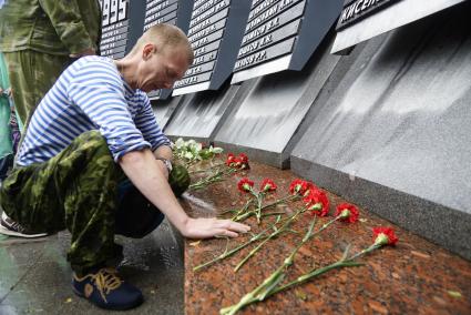 Десантники возлагают цветы к мемориалу \"Черный тюльпан\" в день ВДВ. Екатеринбург
