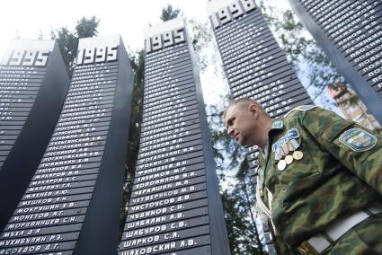 Бывший десантник ищет фамилии сослуживщв на пиллонах мемориала \"Черный тюльпан\" в Екатеринбурге.