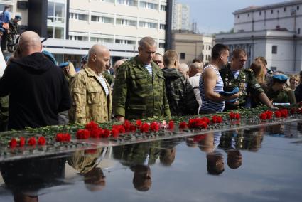 Десантники возлагают цветы к мемориалу \"Черный тюльпан\"  в день ВДВ. Екатеринбург