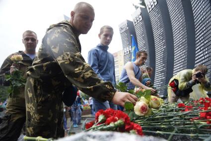 Десантники возлагают цветы к мемориалу \"Черный тюльпан\"  в день ВДВ. Екатеринбург