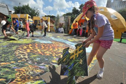 Москва. Дети собирают 3D-пазл во время выставки`Возвращение леопарда` в Московском зоопарке.