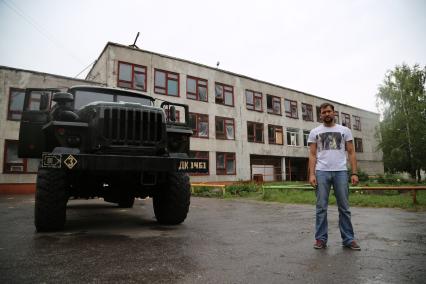 Украина, Донецкая область. Москвич Николай Ханин, восстанавливающий на личные средства гимназию #52 в Горловке.