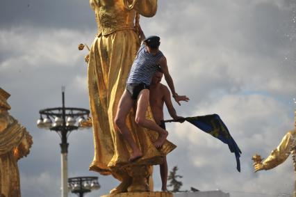 Москва.  Десантники   во время празднования  Дня Воздушно-десантных войск и 85-летия образования Воздушно-десантных войск РФ на территории ВДНХ.