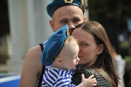 Москва. Десантник с семьей во время празднования Дня Воздушно-десантных войск и 85-летия образования Воздушно-десантных войск РФ на территории ВДНХ.