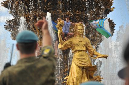 Москва.  Десантник  во время празднования  Дня Воздушно-десантных войск и 85-летия образования Воздушно-десантных войск РФ на территории ВДНХ.