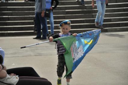 Москва.  Девочка с флагом ВДВ  во время празднования  Дня Воздушно-десантных войск и 85-летия образования Воздушно-десантных войск РФ на территории ВДНХ.