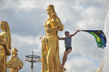 Москва. Десантник во время празднования Дня Воздушно-десантных войск и 85-летия образования Воздушно-десантных войск РФ на территории ВДНХ.