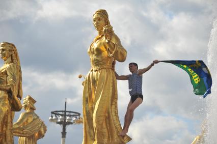 Москва.  Десантник   во время празднования  Дня Воздушно-десантных войск и 85-летия образования Воздушно-десантных войск РФ на территории ВДНХ.