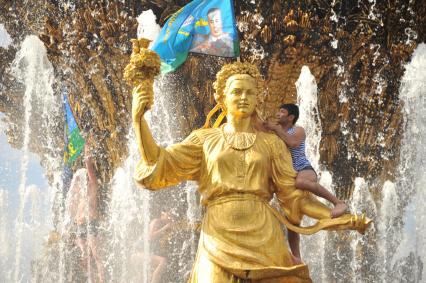 Москва.  Десантник   во время празднования  Дня Воздушно-десантных войск и 85-летия образования Воздушно-десантных войск РФ на территории ВДНХ.