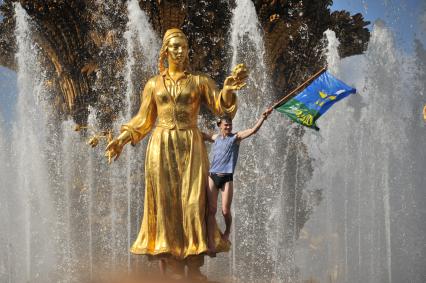 Москва.  Десантник   во время празднования  Дня Воздушно-десантных войск и 85-летия образования Воздушно-десантных войск РФ на территории ВДНХ.