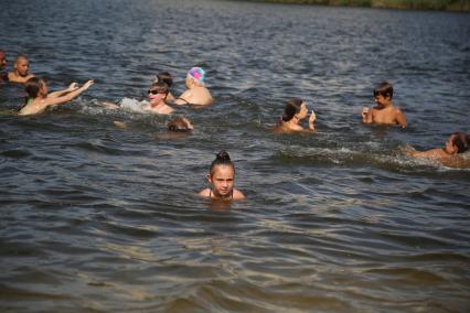 Украина, Донецк. Городской пляж на Кальмиусе.