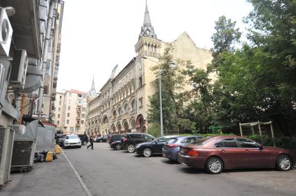 Москва. Здание Саввинского подворья на Тверской улице, 6, построенное в 1907  архитектором И. С. Кузнецовым.