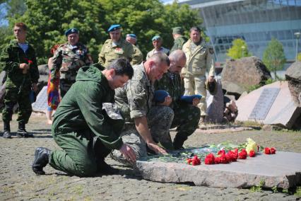 Украина, Донецк. Возложение цветов к мемориалу воинам-интернационалистам и памятнику Василия Маргелова в день 85-летия Воздушно-десантных войск.