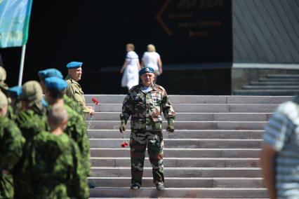 Украина, Донецк. Возложение цветов к мемориалу воинам-интернационалистам и памятнику Василия Маргелова в день 85-летия Воздушно-десантных войск.