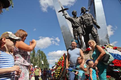 Воронеж. Семья десантника фотографируется у памятника `Воронеж - Родина ВДВ` во время празднования 85-летия Воздушно-десантных войск.