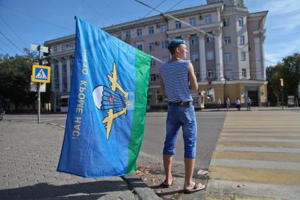 Воронеж. Десантник с флагом ВДВ во время празднования 85-летия Воздушно-десантных войск.