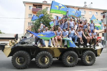 Барнаул. Десантники едут на БТР во время парада военной техники в честь 85-летия Воздушно-десантных войск.