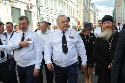 Москва.  Командующий ВДВ генерал-полковник Владимир Шаманов (в центре) на праздновании 85-летия Воздушно-десантных войск на Никольской улице.