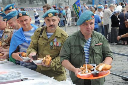 Москва. Участники празднования Дня Воздушно-десантных войск и 85-летия образования Воздушно-десантных войск на Красной площади.