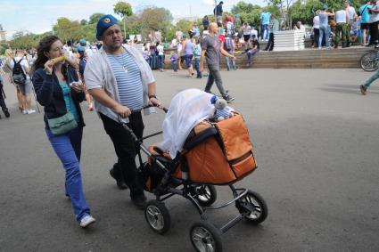 Москва.  Десантник с женой и ребенком во время празднования Дня Воздушно-десантных войск и 85-летия образования Воздушно-десантных войск в Парке Горького.