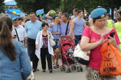 Москва.  Десантники с женами и детьми во время празднования Дня Воздушно-десантных войск и 85-летия образования Воздушно-десантных войск в Парке Горького.