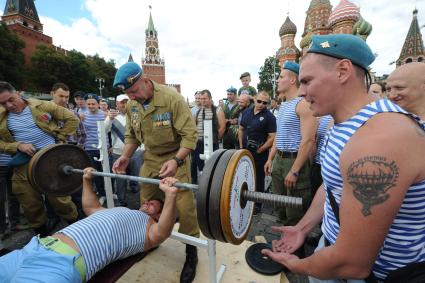 Москва. Участники празднования Дня Воздушно-десантных войск и 85-летия образования Воздушно-десантных войск на Красной площади.