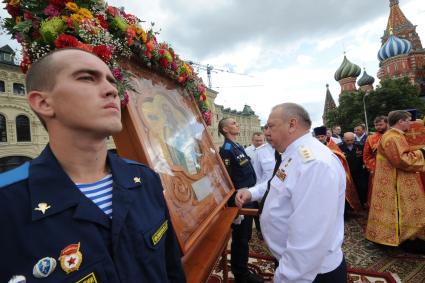 Москва.  Командующий ВДВ генерал-полковник Владимир Шаманов (справа) во время крестного хода на праздновании 85-летия Воздушно-десантных войск на Красной площади.