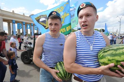 Москва. Десантники во время празднования Дня Воздушно-десантных войск и 85-летия образования Воздушно-десантных войск в Парке Горького.