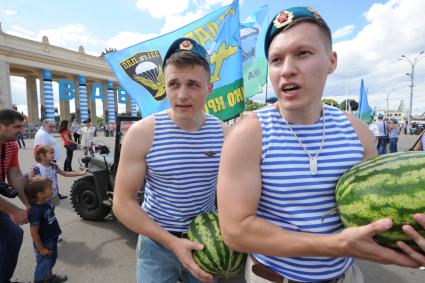 Москва.  Десантники во время празднования Дня Воздушно-десантных войск и 85-летия образования Воздушно-десантных войск в Парке Горького.