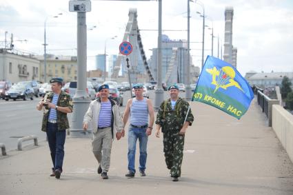 Москва. Десантники во время празднования Дня Воздушно-десантных войск и 85-летия образования Воздушно-десантных войскна на Крымском мосту.
