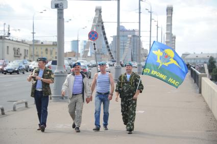 Москва.   Десантники во время празднования Дня Воздушно-десантных войск и 85-летия образования Воздушно-десантных войскна на Крымском мосту.