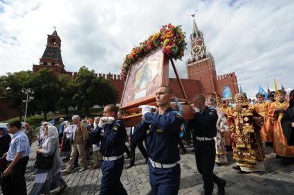 Москва. Крестный ход во время празднования 85-летия Воздушно-десантных войск на Красной площади.