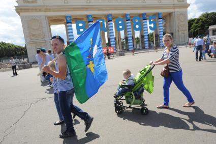 Москва.  Десантник во время празднования Дня Воздушно-десантных войск и 85-летия образования Воздушно-десантных войск в Парке Горького.