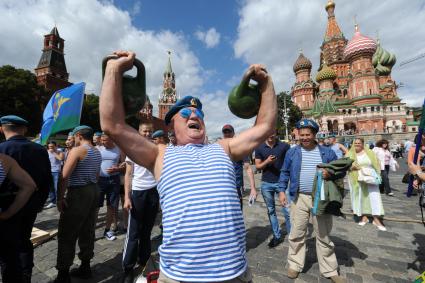 Москва. Участники празднования Дня Воздушно-десантных войск и 85-летия образования Воздушно-десантных войск на Красной площади.