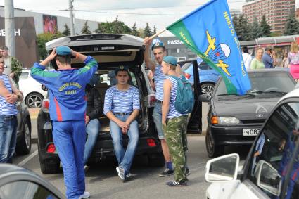 Москва.  Десантники  во время празднования Дня Воздушно-десантных войск и 85-летия образования Воздушно-десантных войск.