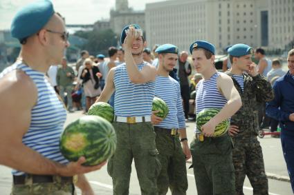 Москва.  Десантники во время празднования Дня Воздушно-десантных войск и 85-летия образования Воздушно-десантных войск в Парке Горького.