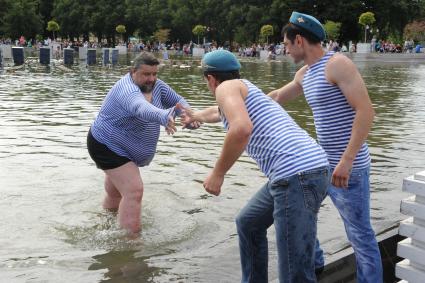 Москва.  Десантники в фонтане во время празднования Дня Воздушно-десантных войск и 85-летия образования Воздушно-десантных войск в Парке Горького.