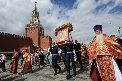 Москва. Крестный ход во время празднования 85-летия Воздушно-десантных войск на Красной площади.