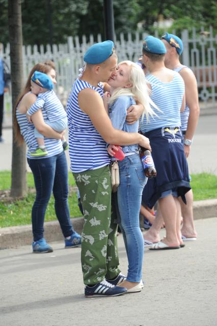 Москва.  Десантник с девушкой во время празднования Дня Воздушно-десантных войск и 85-летия образования Воздушно-десантных войск в Парке Горького.