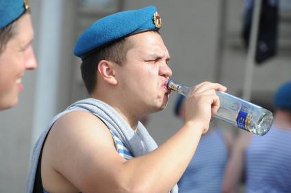 Москва.  Десантник пьет водку из горла бутылки во время празднования Дня Воздушно-десантных войск и 85-летия образования Воздушно-десантных войск в Парке Горького.