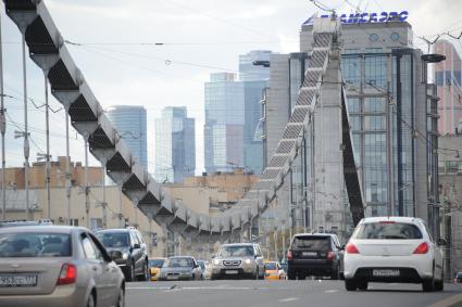 Москва. Автомобильное движение на Крымском мосту.